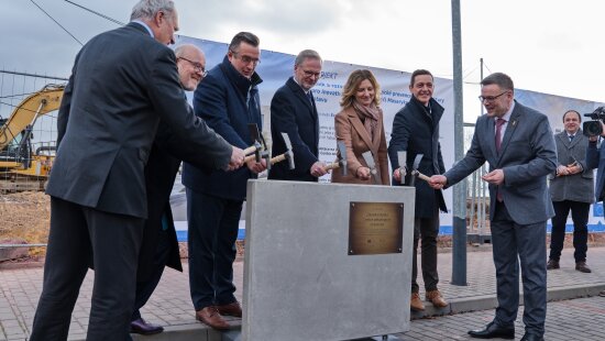 The ceremonial tapping of the foundation stones took place at the Masaryk Memorial Cancer Institute. Both constructions are already underway